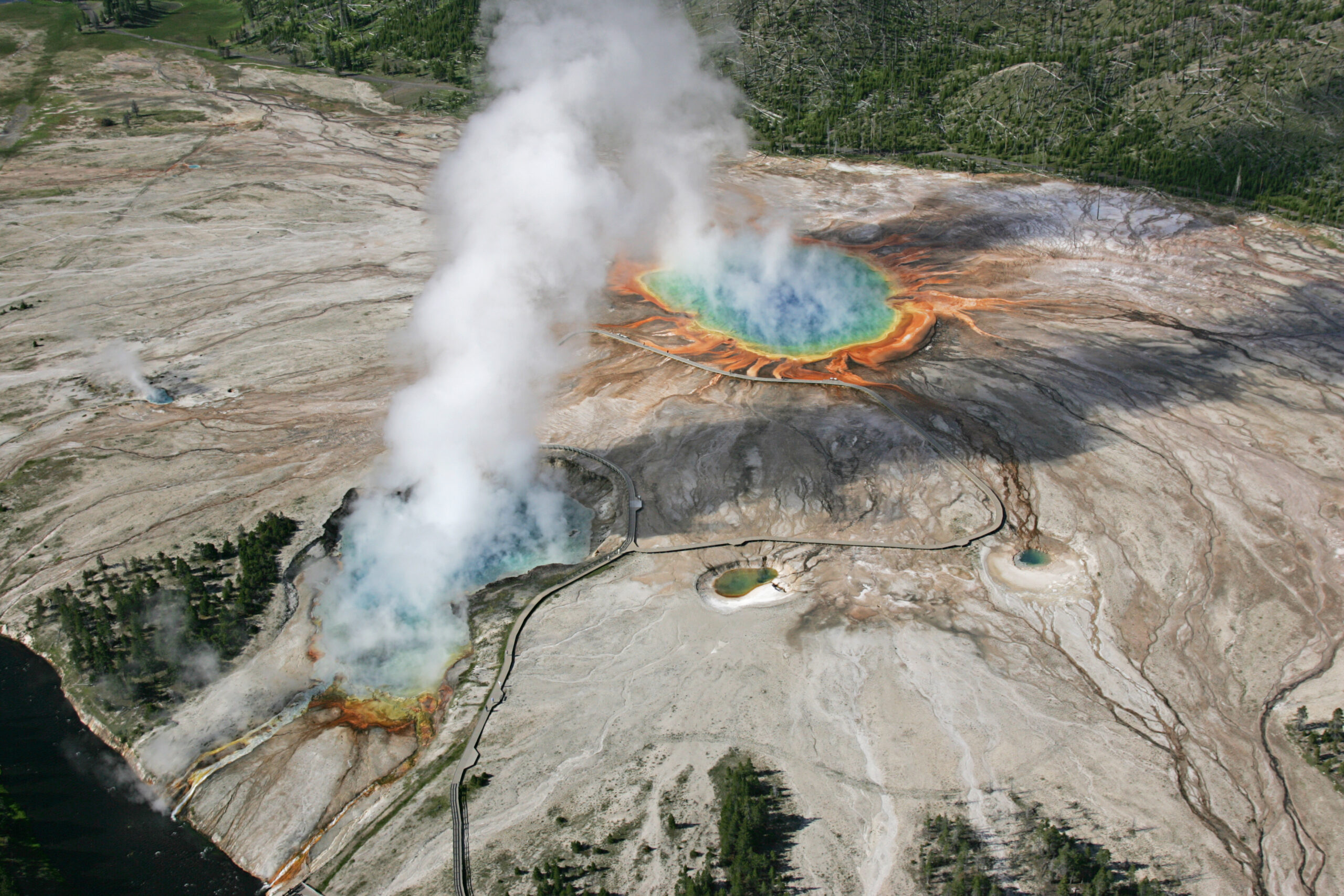 Grand Prismatic Spring vue du ciel dans le parc de Yellowstone Grand Prismatic Spring vue du ciel dans le parc de Yellowstone