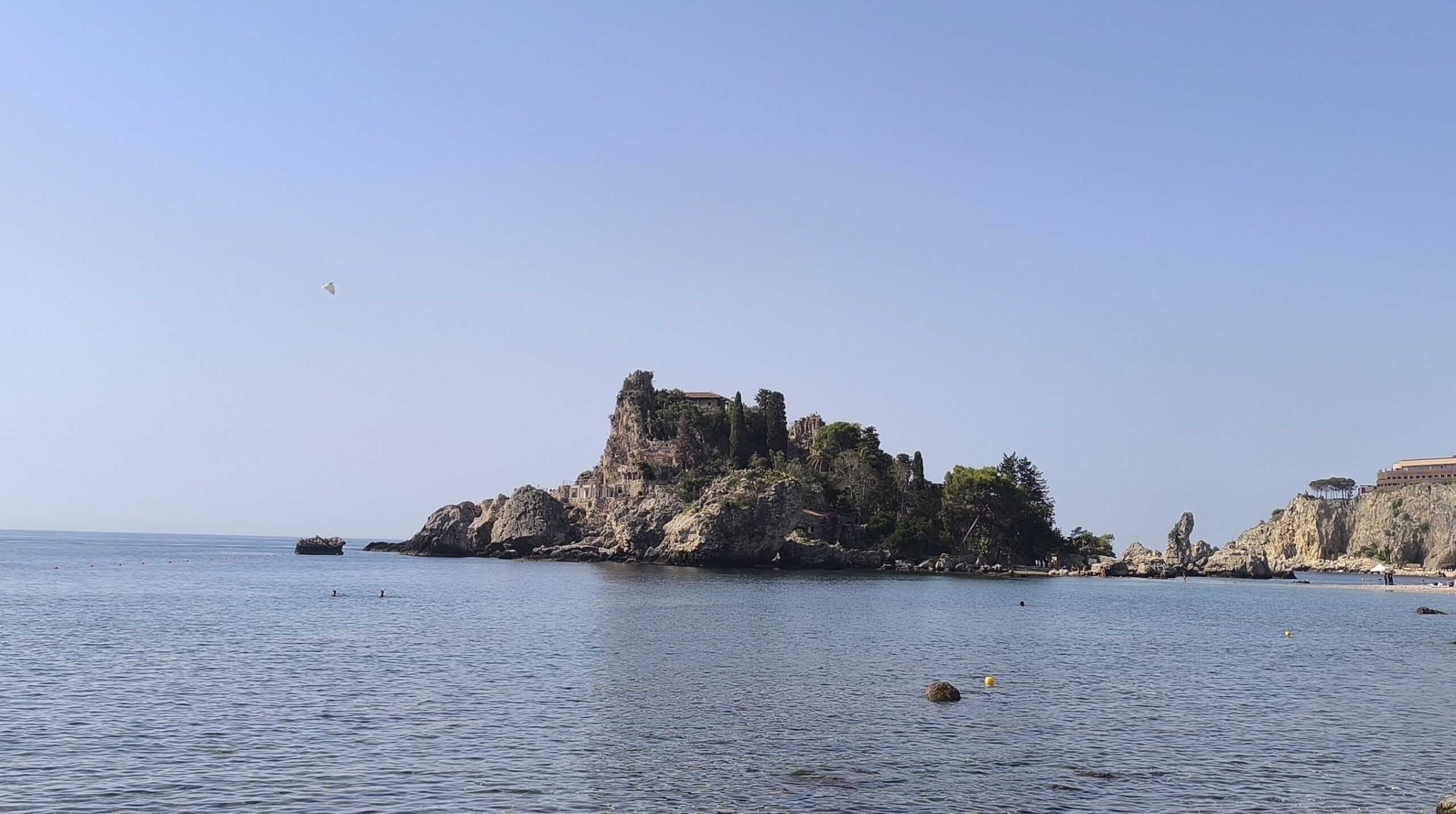végétation et rochers d’Isola Bella à Taormine végétation et rochers d’Isola Bella à Taormine