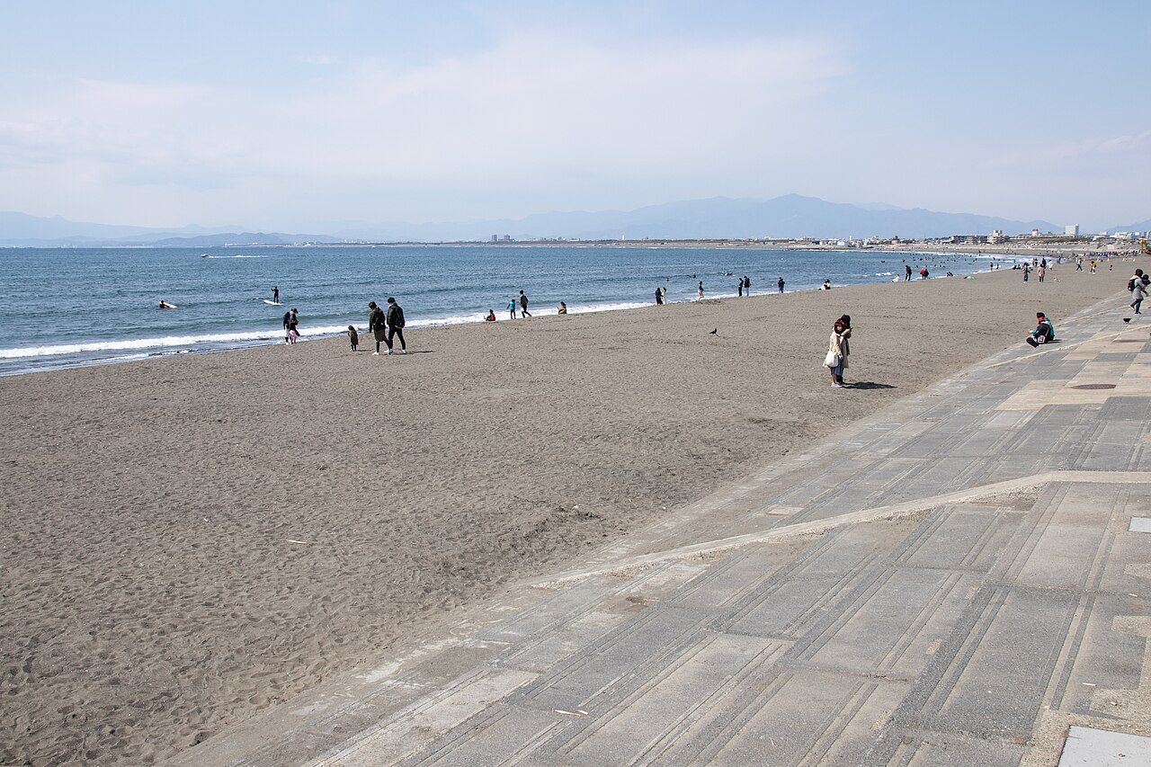 Plage de Katase Nishihama à Fujisawa près d’Enoshima au Japon Plage de Katase Nishihama à Fujisawa près d’Enoshima au Japon