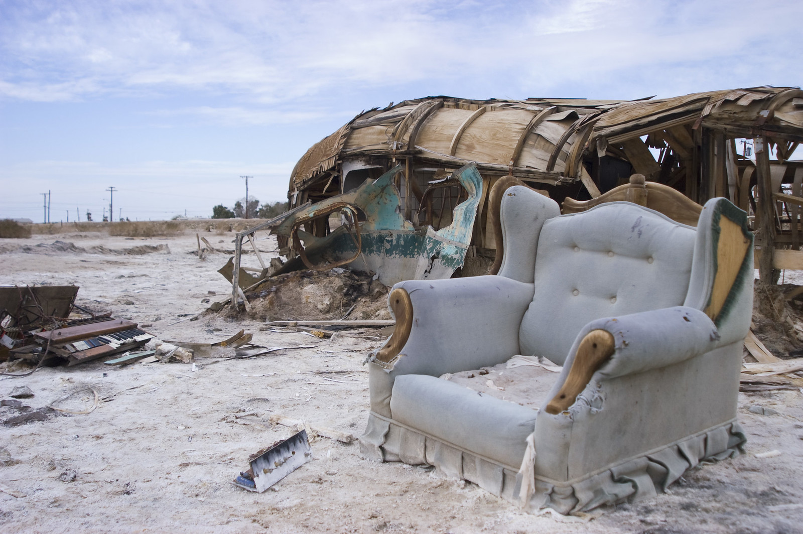 lac salton sea plage de cadavres de poissons 8 Fauteuil abandonné au bord de Salton Sea