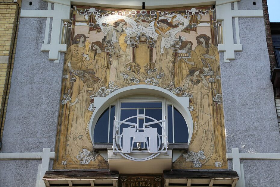 Maison Cauchie à Bruxelles avec sa façade Art nouveau ornée de grands sgraffites