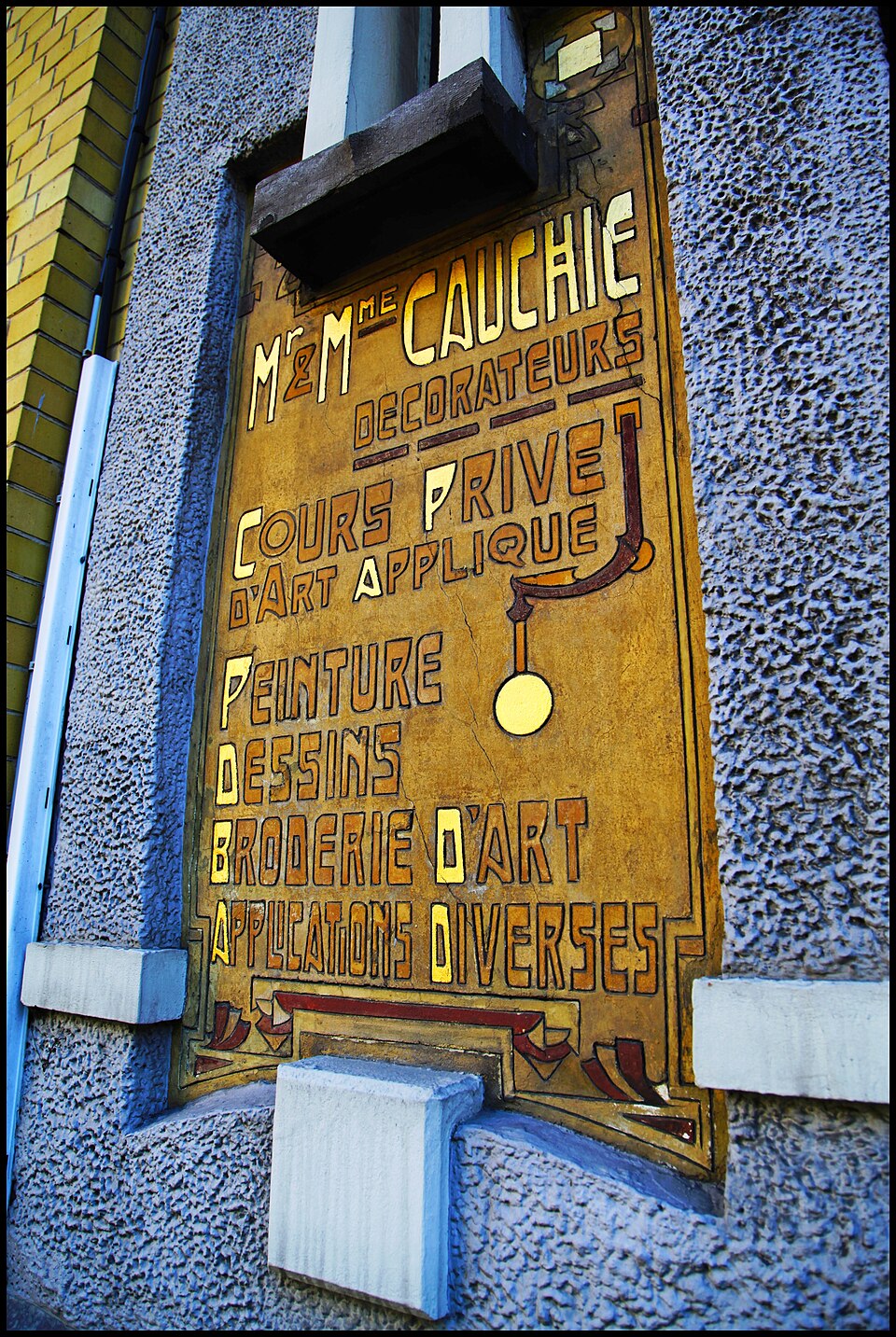 détail de la façade Art nouveau de la Maison Cauchie avec ses sgraffites détail de la façade Art nouveau de la Maison Cauchie avec ses sgraffites