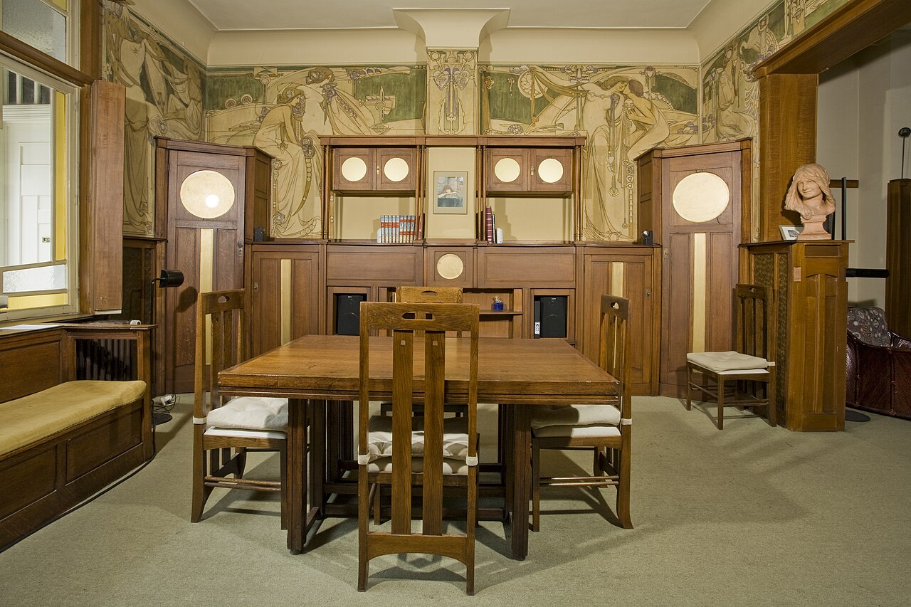 salle de réception de la Maison Cauchie avec mobilier et grande frise en sgraffite salle de réception de la Maison Cauchie avec mobilier et grande frise en sgraffite