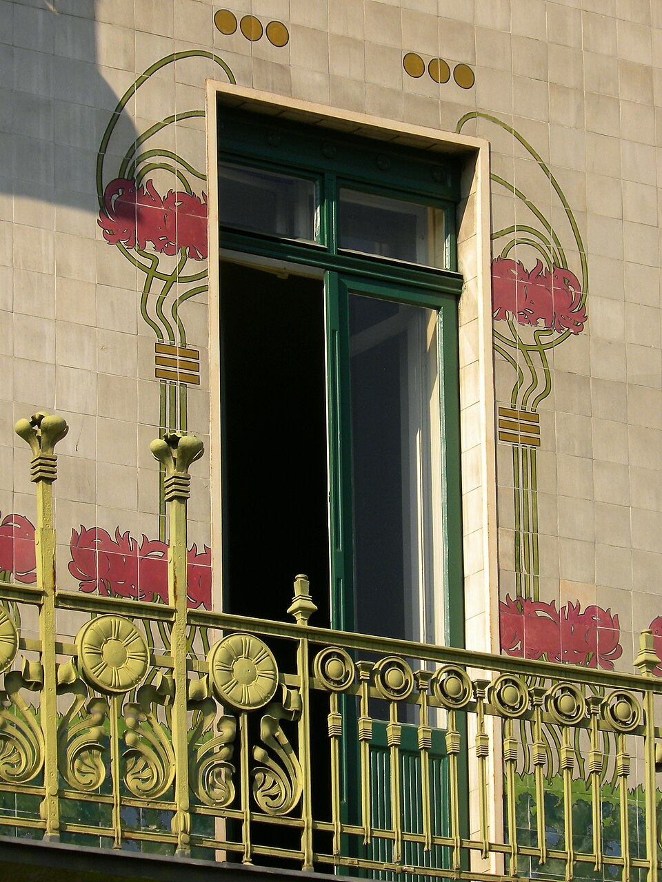balcon Art nouveau en métal doré sur la façade fleurie de la Majolikahaus balcon Art nouveau en métal doré sur la façade fleurie de la Majolikahaus