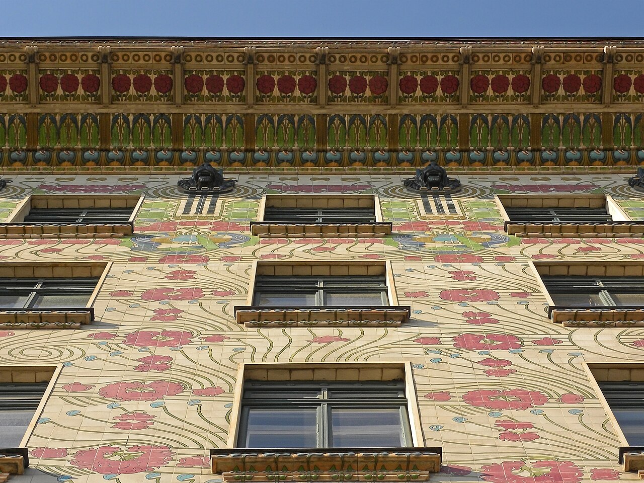 détails des fleurs roses et vertes sur les carreaux de céramique de la Majolikahaus à Vienne détails des fleurs roses et vertes sur les carreaux de céramique de la Majolikahaus à Vienne