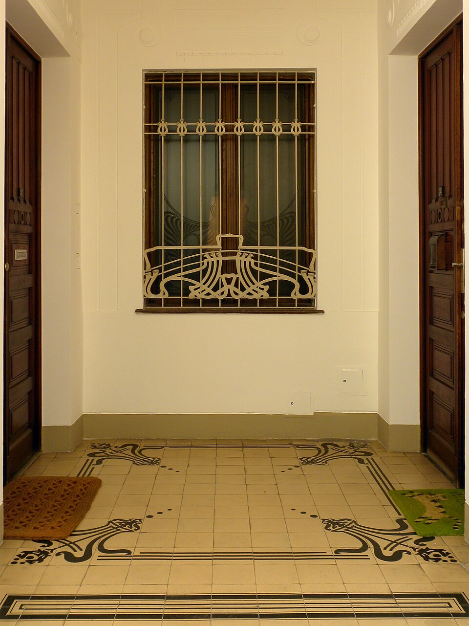 carreaux décoratifs et fenêtre dans la cage d’escalier de la Majolikahaus à Vienne carreaux décoratifs et fenêtre dans la cage d’escalier de la Majolikahaus à Vienne