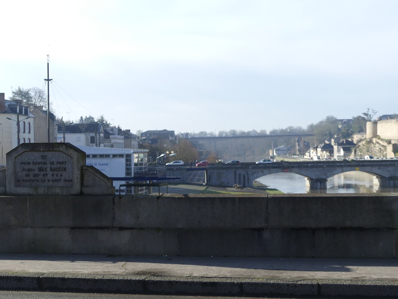 Plaque commémorative sur le pont Mac Racken à Mayenne avec la rivière et les autres ponts Plaque commémorative sur le pont Mac Racken à Mayenne avec la rivière et les autres ponts