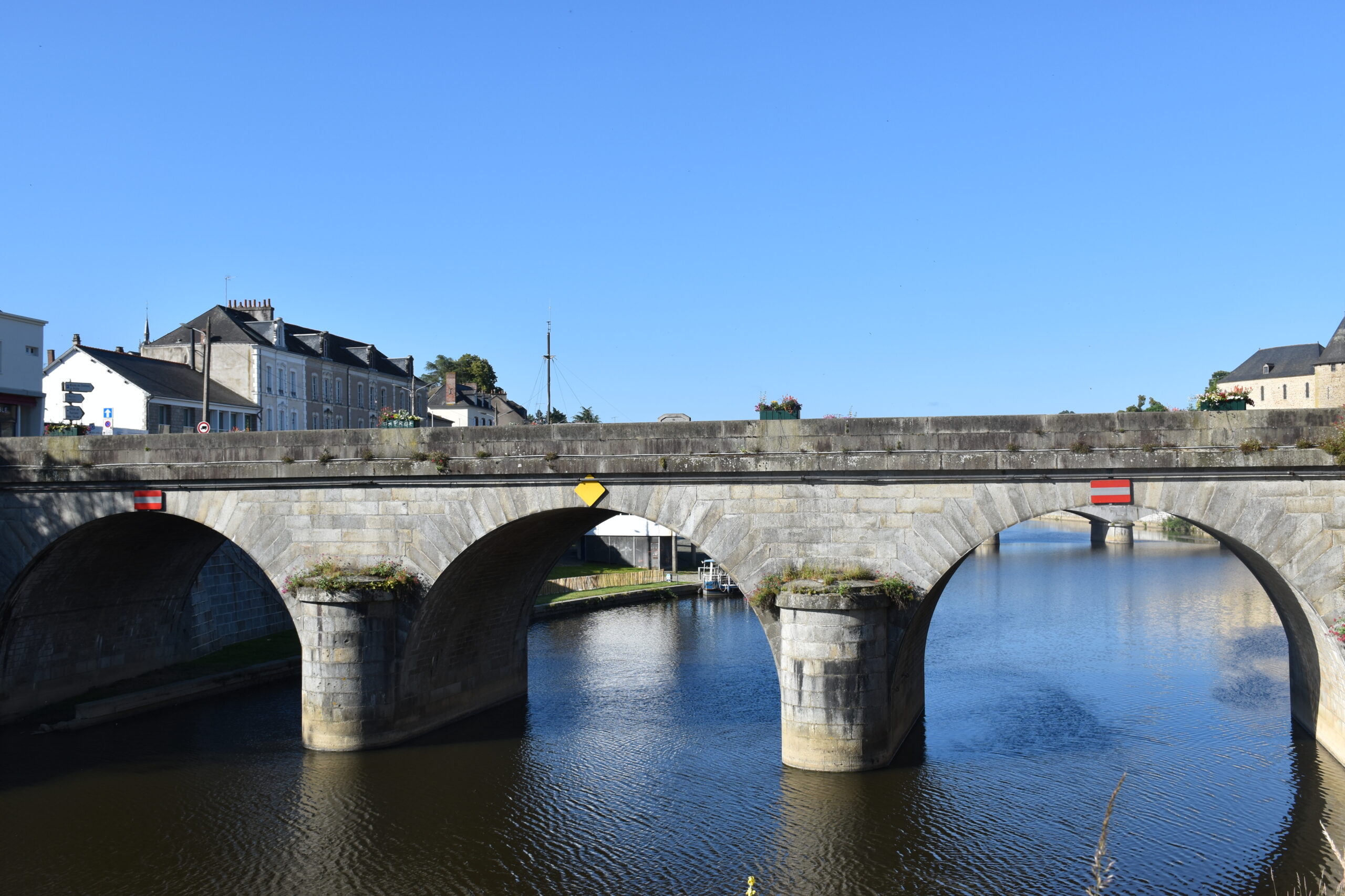 Pont Mac Racken en pierre traversant la rivière Mayenne dans la ville de Mayenne Pont Mac Racken en pierre traversant la rivière Mayenne dans la ville de Mayenne