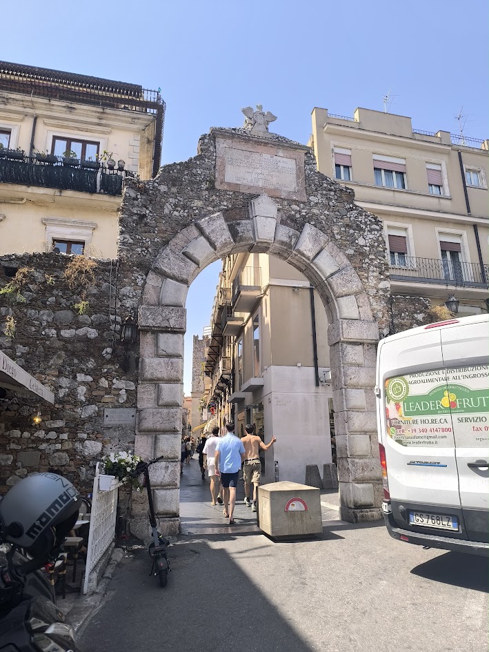 Porta Messina à l’entrée du centre historique de Taormine en Sicile Porta Messina à l’entrée du centre historique de Taormine en Sicile