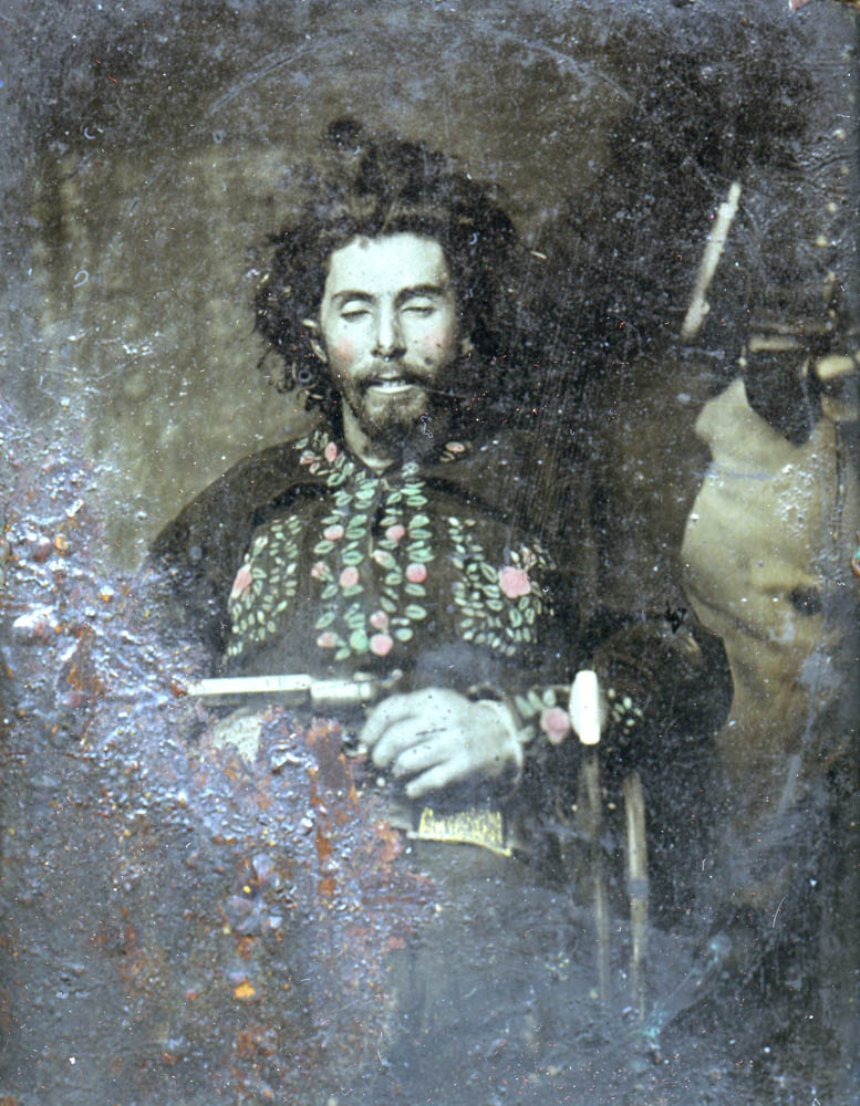 Bloody Bill Anderson mort assis sur une chaise lors d'une photographie post-mortem en 1864 Bloody Bill Anderson mort assis sur une chaise lors d'une photographie post-mortem en 1864