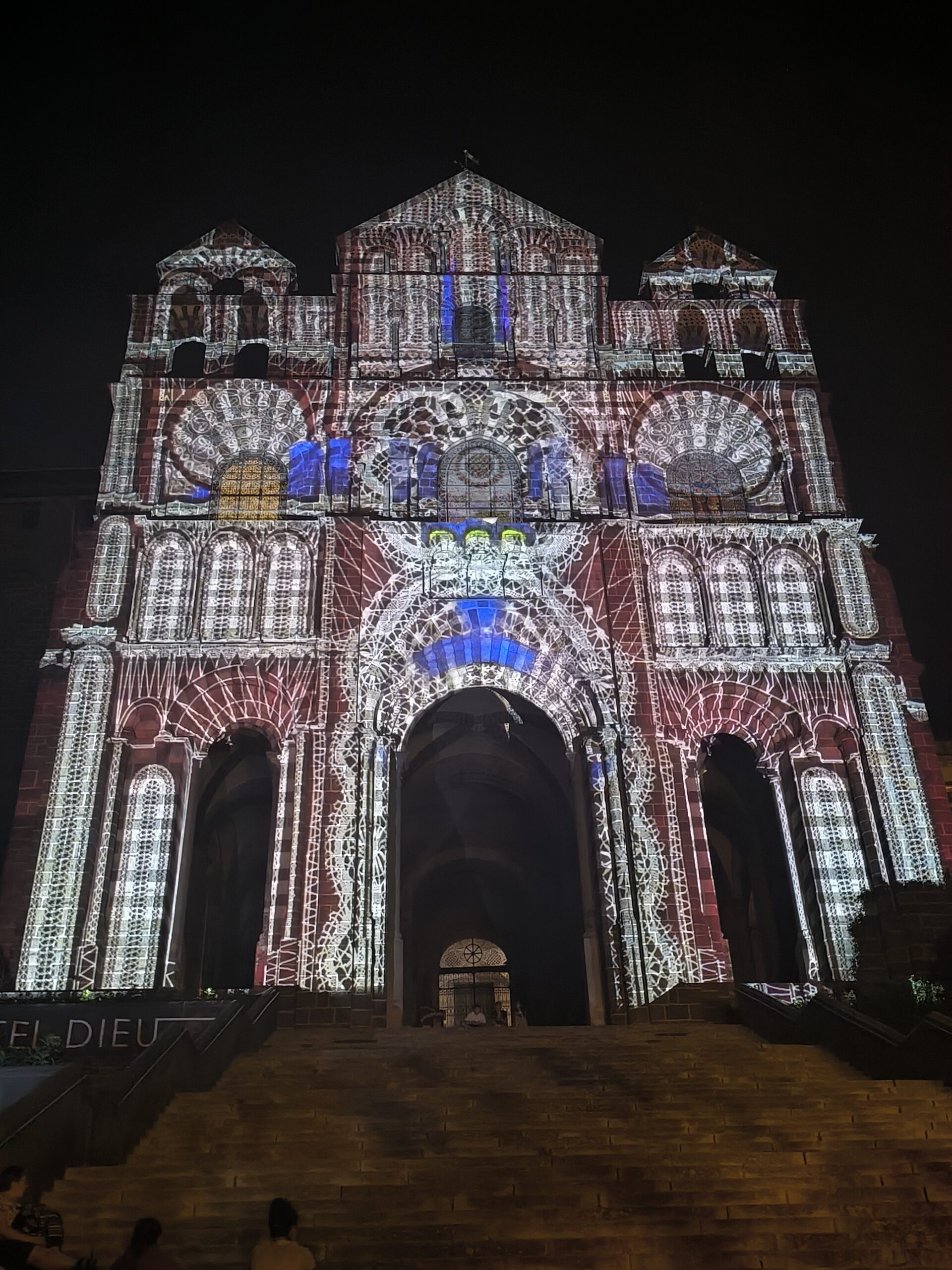 cathédrale Notre-Dame du Puy habillée de dentelles pendant Puy de Lumières cathédrale Notre-Dame du Puy habillée de dentelles pendant Puy de Lumières