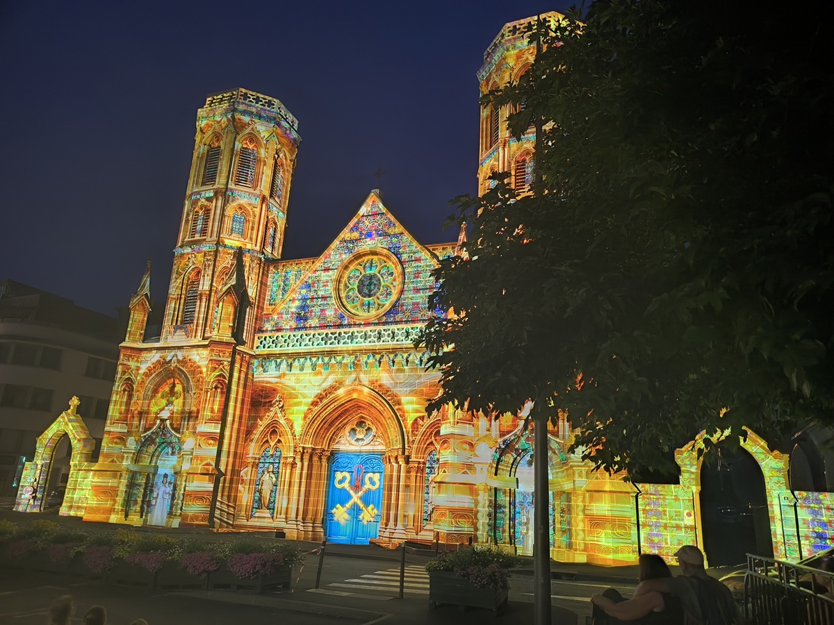 façade église des Carmes illuminée au Puy-en-Velay façade église des Carmes illuminée au Puy-en-Velay