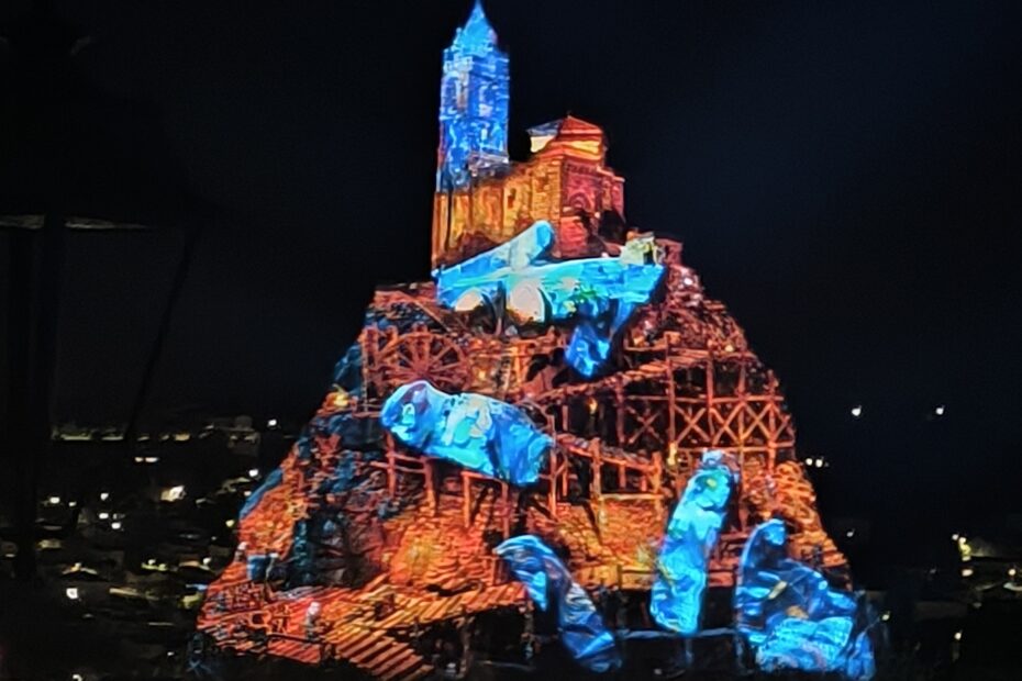 projection Puy de Lumières sur le rocher Saint-Michel d'Aiguilhe au Puy-en-Velay