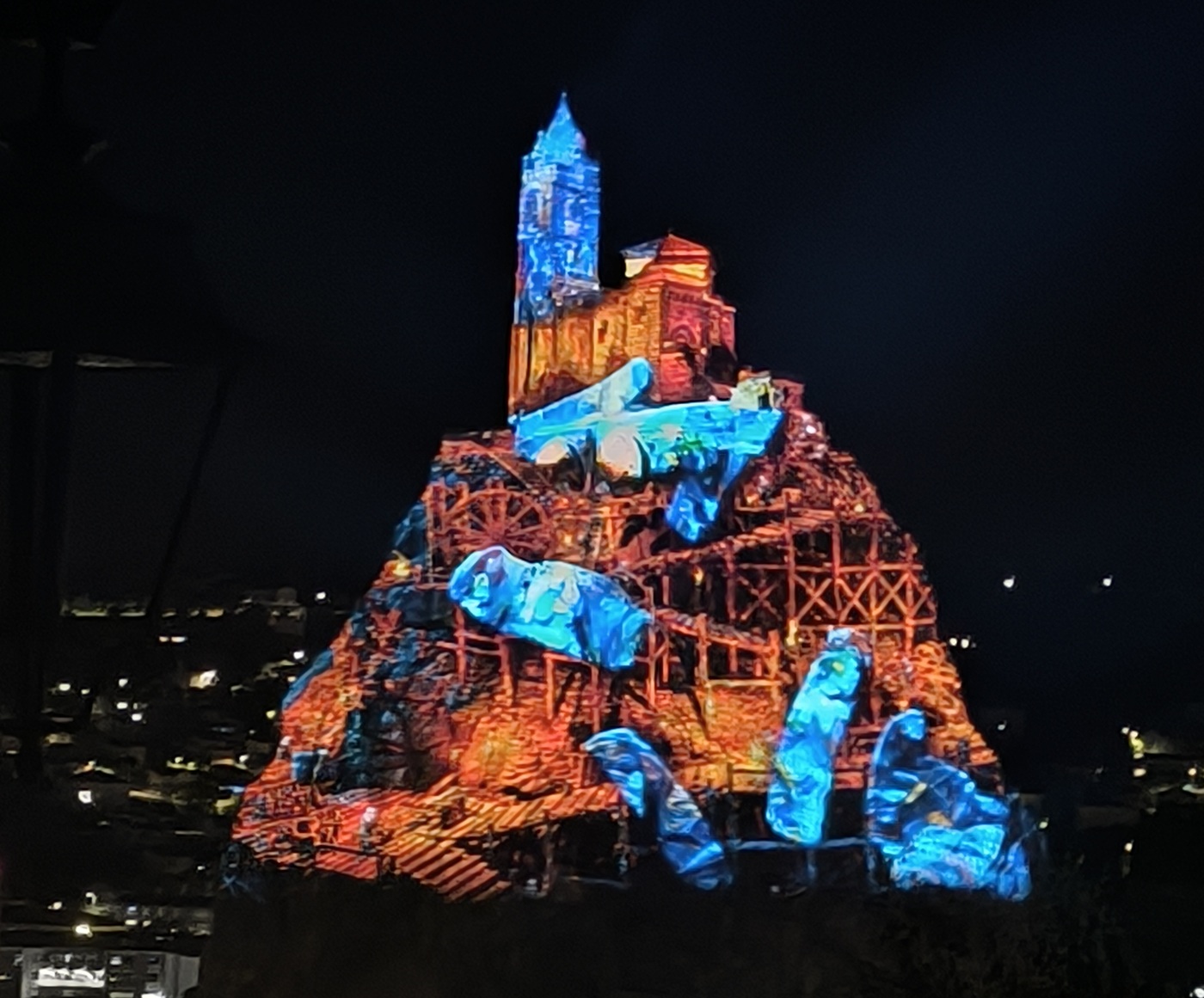 projection Puy de Lumières sur le rocher Saint-Michel d'Aiguilhe au Puy-en-Velay projection Puy de Lumières sur le rocher Saint-Michel d'Aiguilhe au Puy-en-Velay
