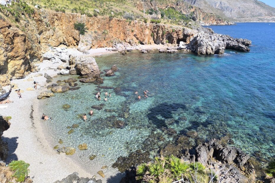 Cala della Disa aux eaux turquoise dans la réserve naturelle du Zingaro en Sicile