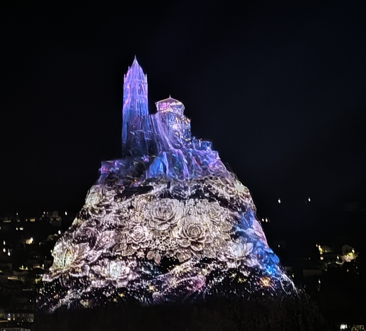 rocher et chapelle Saint-Michel d'Aiguilhe illuminés de nuit rocher et chapelle Saint-Michel d'Aiguilhe illuminés de nuit