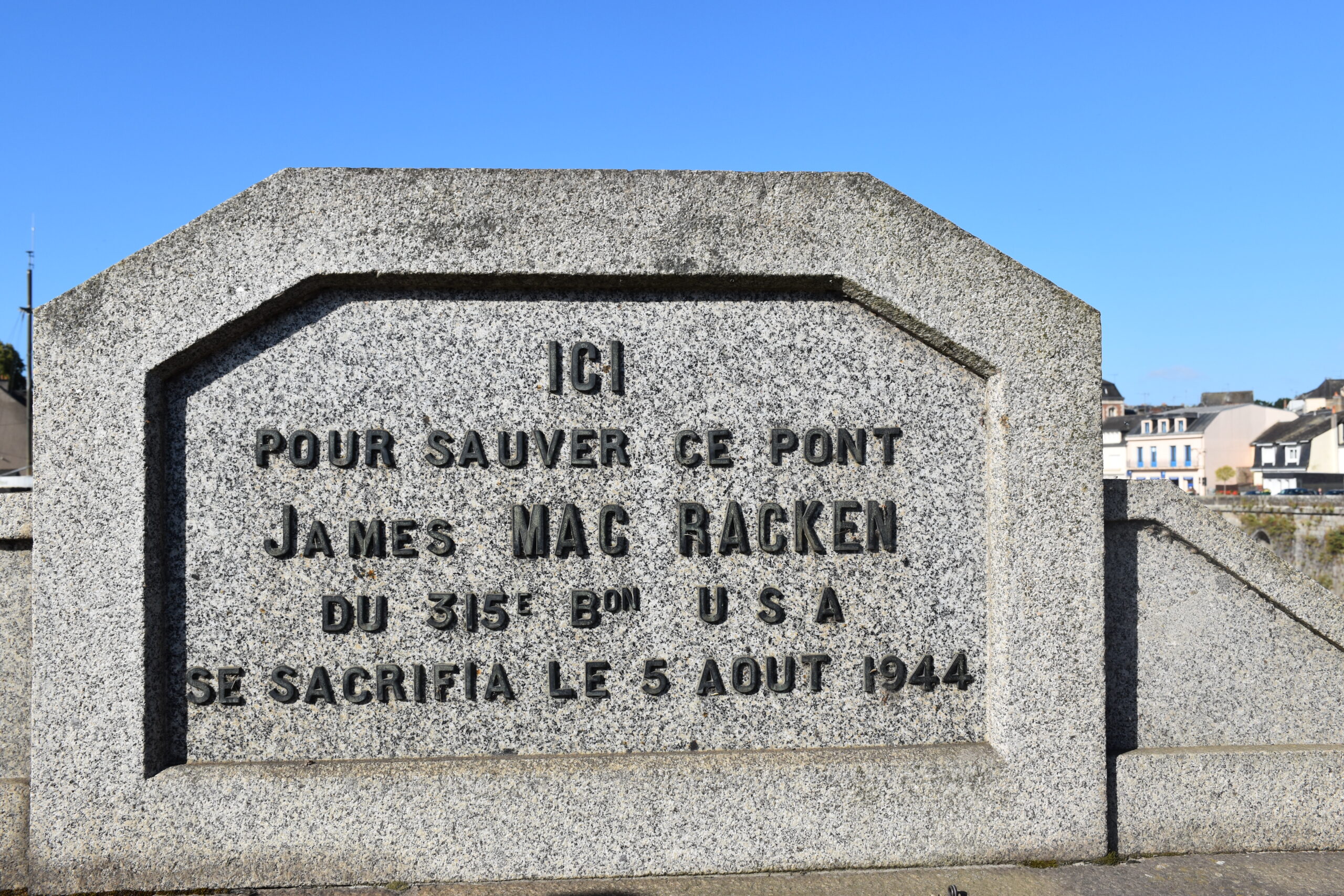 Stèle commémorative de James Mac Racken installée sur le pont Mac Racken à Mayenne Stèle commémorative de James Mac Racken installée sur le pont Mac Racken à Mayenne