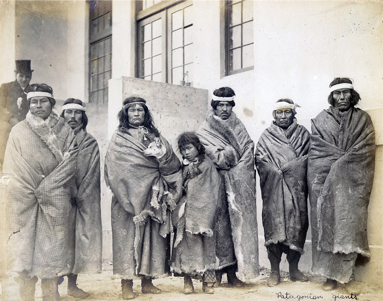 Tehuelche de Patagonie photographiés en 1904 sous le titre Patagonian Giants Tehuelche de Patagonie photographiés en 1904 sous le titre Patagonian Giants