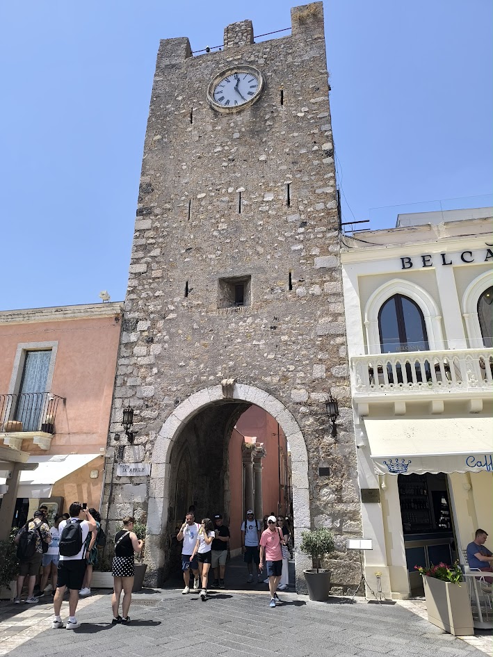 Torre dell’Orologio tour de l’Horloge de Taormine sur le Corso Umberto Torre dell’Orologio tour de l’Horloge de Taormine sur le Corso Umberto