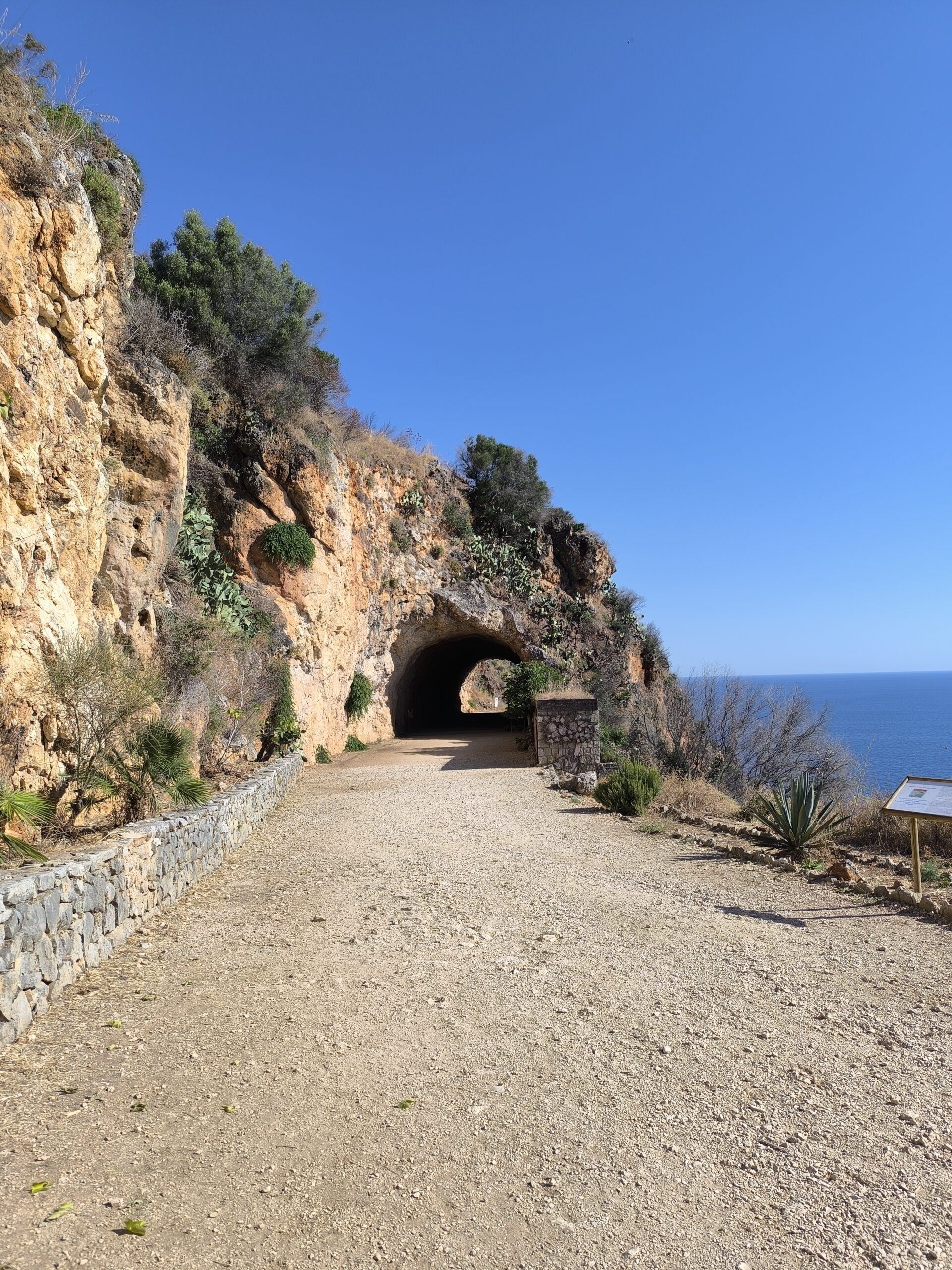 tunnel de la route abandonnée à l’entrée de la réserve du Zingaro en Sicile tunnel de la route abandonnée à l’entrée de la réserve du Zingaro en Sicile