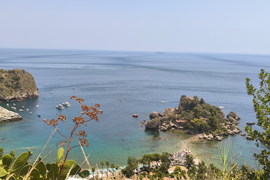 Isola Bella au pied de Taormine en Sicile entourée par la mer Ionienne