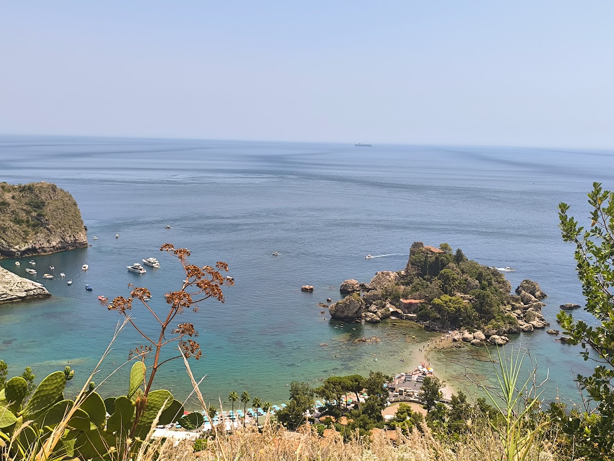 Isola Bella au pied de Taormine en Sicile entourée par la mer Ionienne Isola Bella au pied de Taormine en Sicile entourée par la mer Ionienne