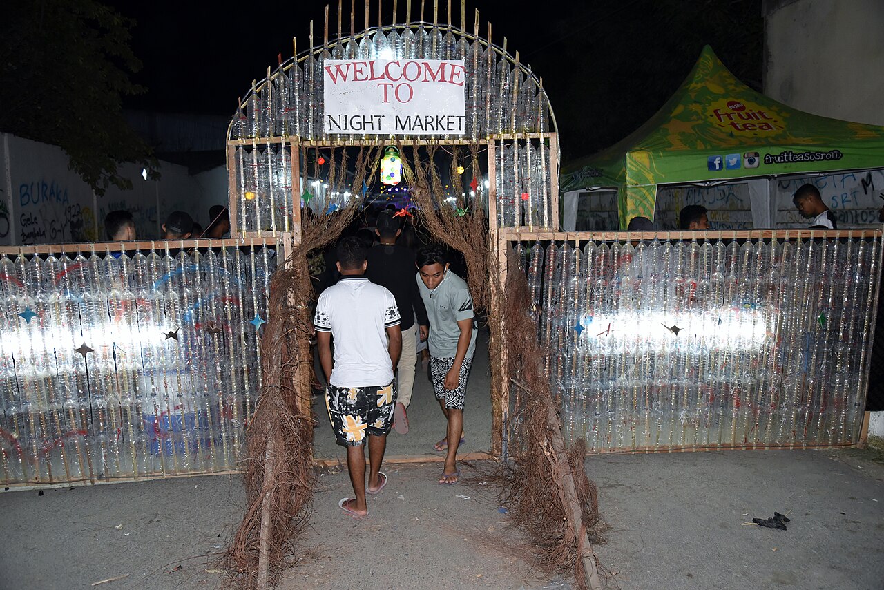 entrée monumentale d'un marché réalisée avec des bouteilles en plastique à Dili entrée monumentale d'un marché réalisée avec des bouteilles en plastique à Dili