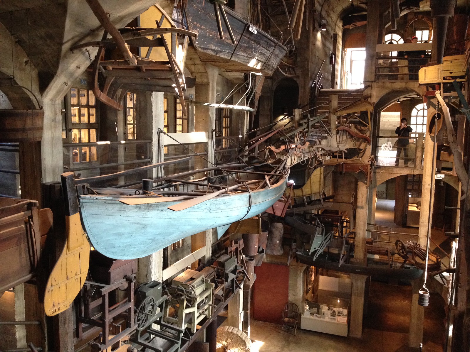 Atrium du Mercer Museum et objets suspendus atrium du Mercer Museum avec bateau et objets suspendus
