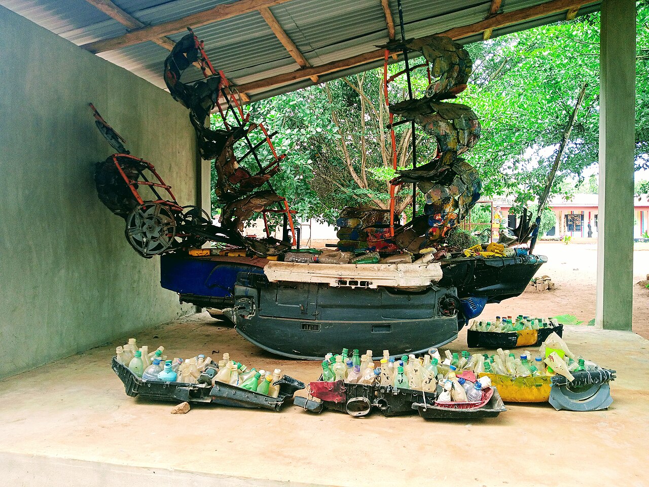 bateau réalisé en plastique recyclé à Abomey au Bénin bateau réalisé en plastique recyclé à Abomey au Bénin