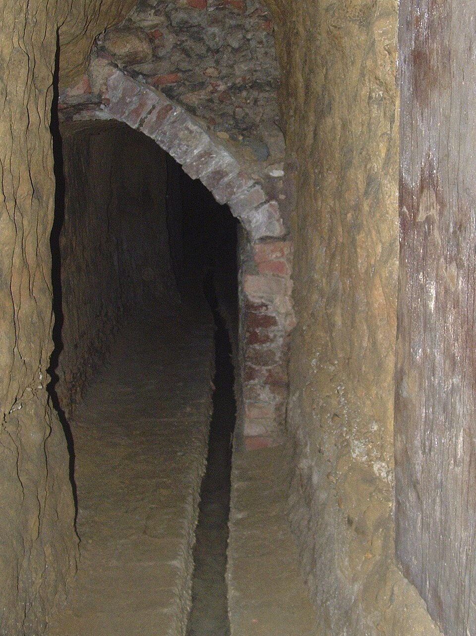 Canal creusé et maçonné du Bottino de Fonte Gaia à Sienne Canal creusé et maçonné du Bottino de Fonte Gaia à Sienne