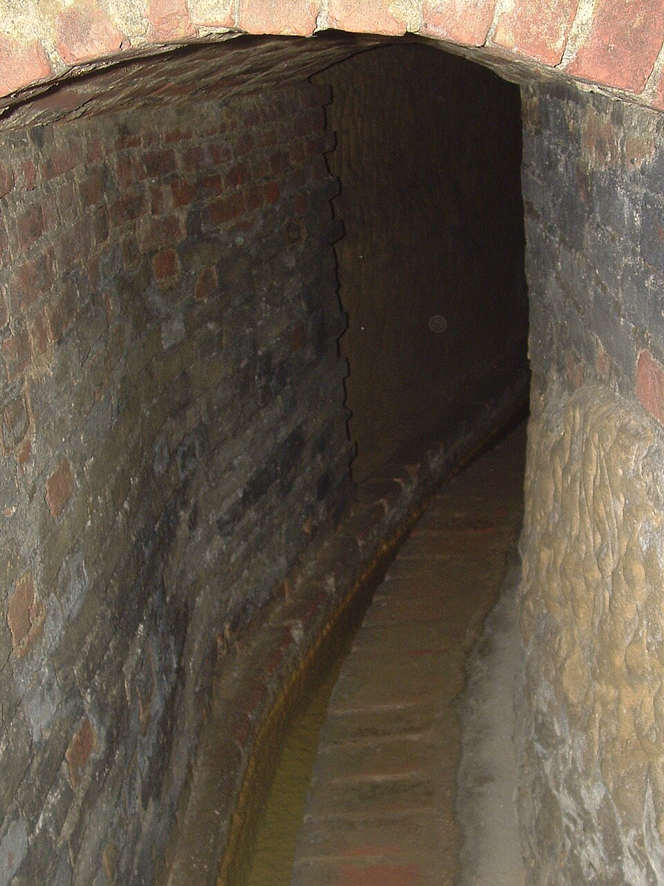 Petit canal transportant l'eau dans les Bottini de Sienne Petit canal transportant l'eau dans les Bottini de Sienne