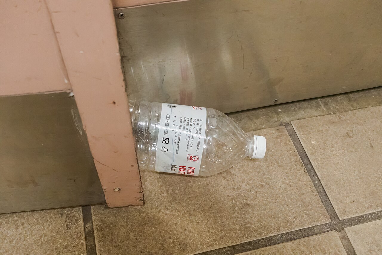 bouteille en plastique réutilisée comme butoir de porte bouteille en plastique réutilisée comme butoir de porte