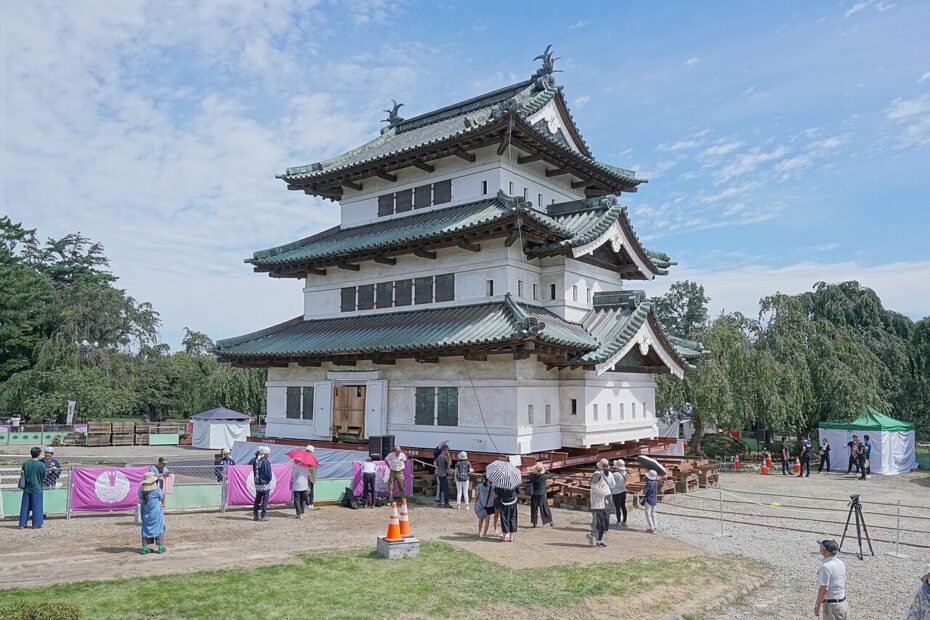 Au Japon, des milliers de personnes ont déplacé un donjon de 400 tonnes à la force des bras chateau hirosaki deplacement 2026 Des participants déplacent le donjon du château de Hirosaki avec des cordes au Japon
