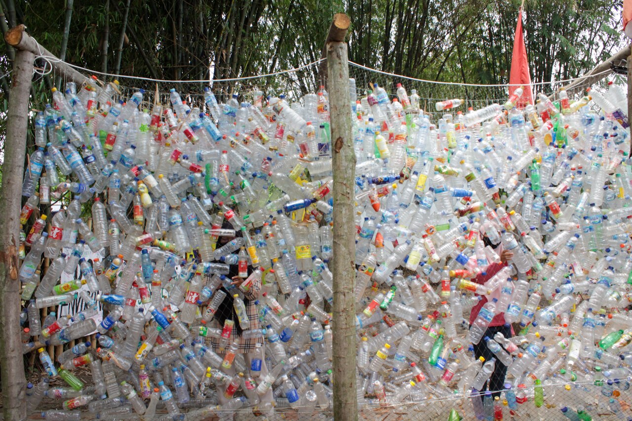 clôture construite avec des bouteilles en plastique récupérées clôture construite avec des bouteilles en plastique récupérées