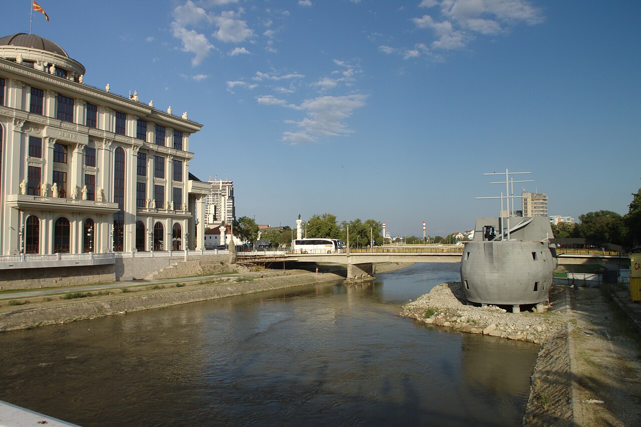 Construction d'un faux galion dans le Vardar à Skopje en 2014 Construction d'un faux galion dans le Vardar à Skopje en 2014