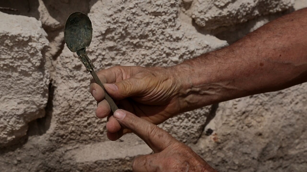 Cuillère métallique retrouvée lors des fouilles archéologiques de Tromelin Cuillère métallique retrouvée lors des fouilles archéologiques de Tromelin