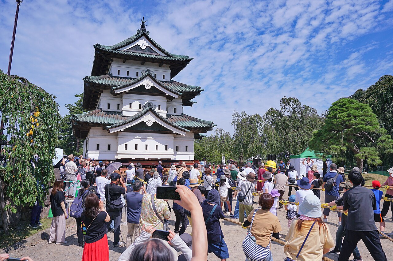 Donjon du château de Hirosaki posé sur sa structure de déplacement en août 2026 Donjon du château de Hirosaki posé sur sa structure de déplacement en août 2026