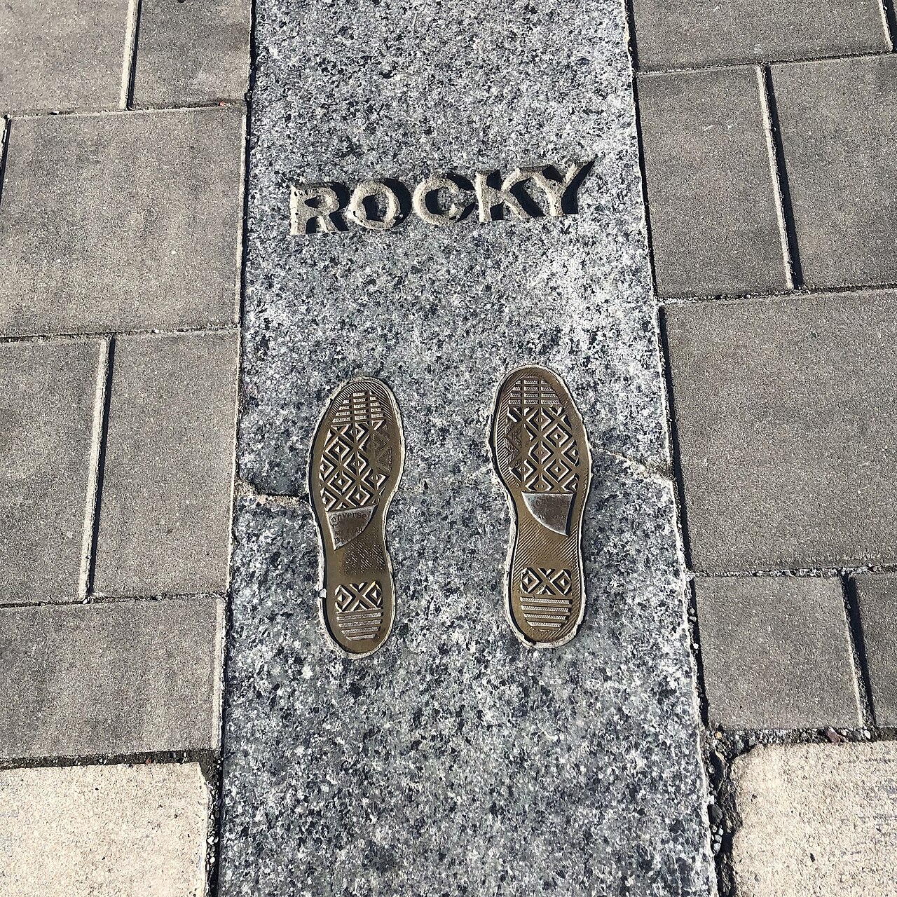 empreintes rocky steps philadelphie Empreintes de chaussures de Rocky au sommet des Rocky Steps à Philadelphie