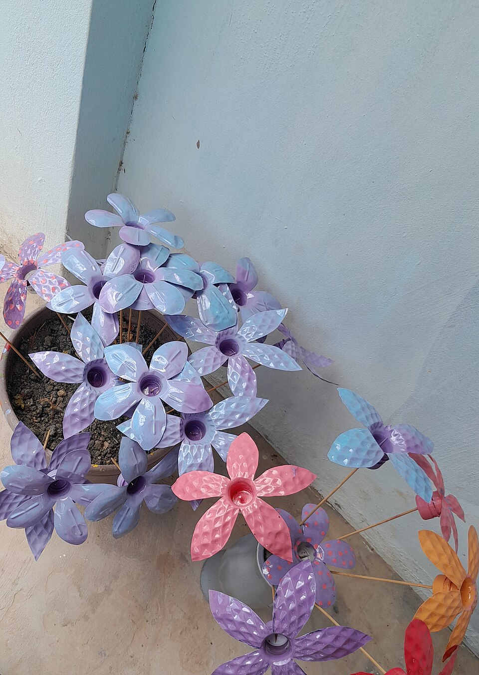 fleur décorative fabriquée à partir d'une bouteille en plastique recyclée fleur décorative fabriquée à partir d'une bouteille en plastique recyclée
