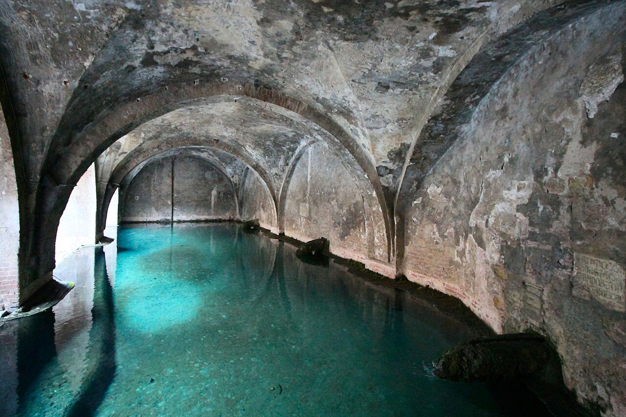 Fontebranda à Sienne alimentée par le réseau des Bottini Fontebranda à Sienne alimentée par le réseau des Bottini