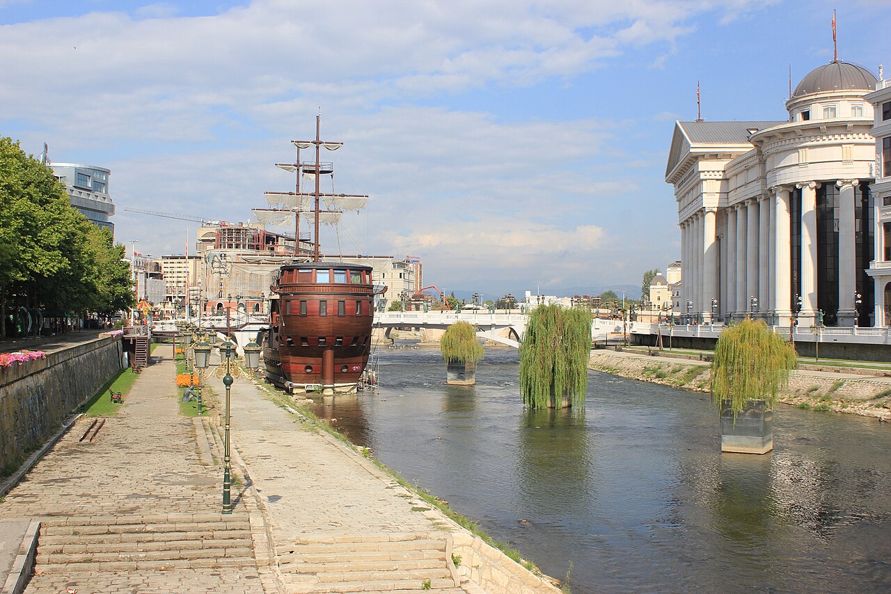 Galion Senigallia sur le Vardar devant le musée archéologique de Skopje Galion Senigallia sur le Vardar devant le musée archéologique de Skopje