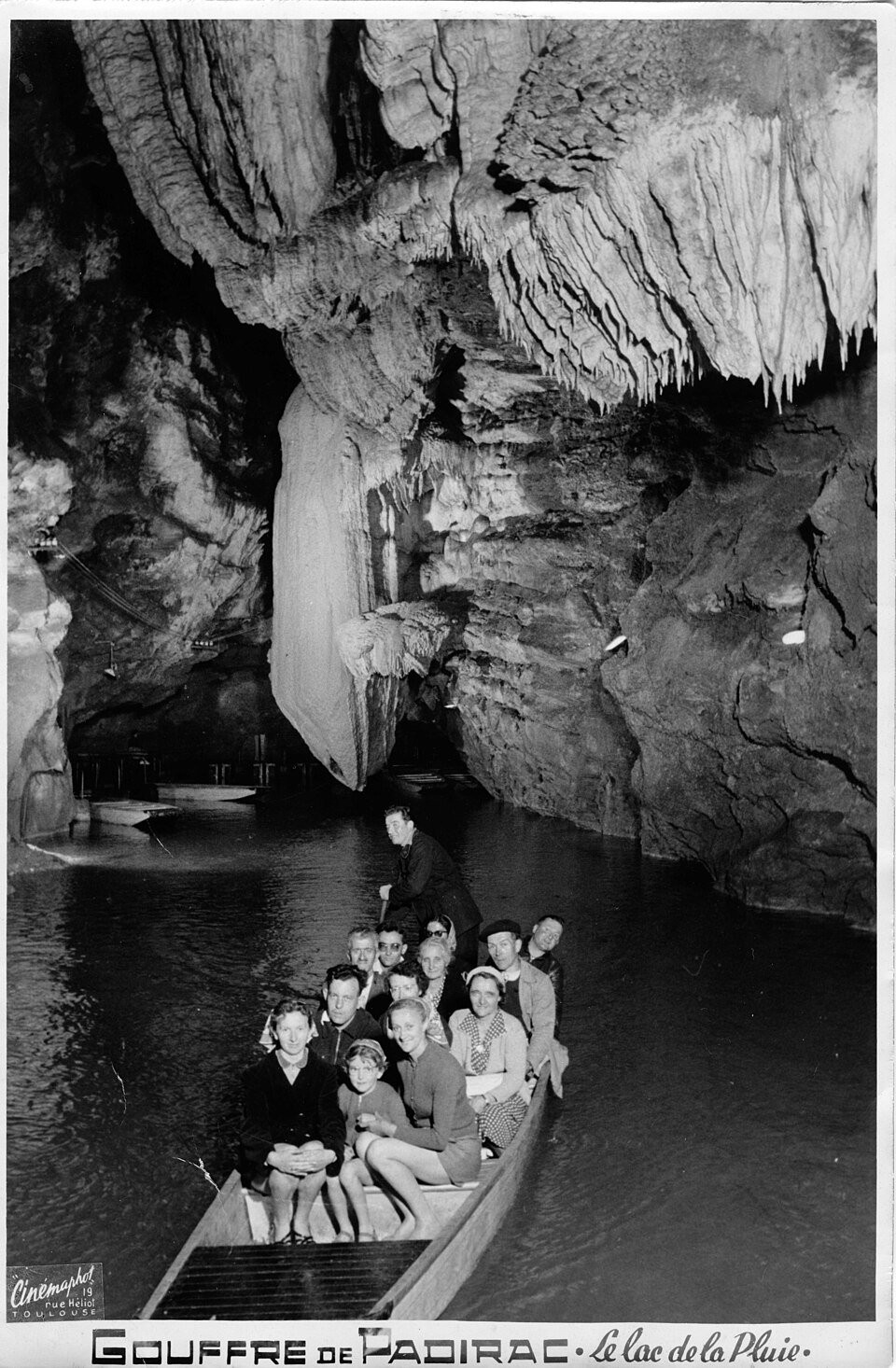 gouffre padirac promenade barque 1954 Visiteurs lors de la promenade en barque dans le Gouffre de Padirac en 1954