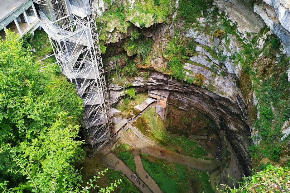 Vue plongeante sur les parois calcaires du Gouffre de Padirac dans le Lot