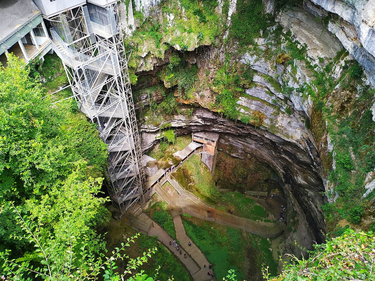 grotte Gouffre de Padirac lot france 1 Vue plongeante sur les parois calcaires du Gouffre de Padirac dans le Lot