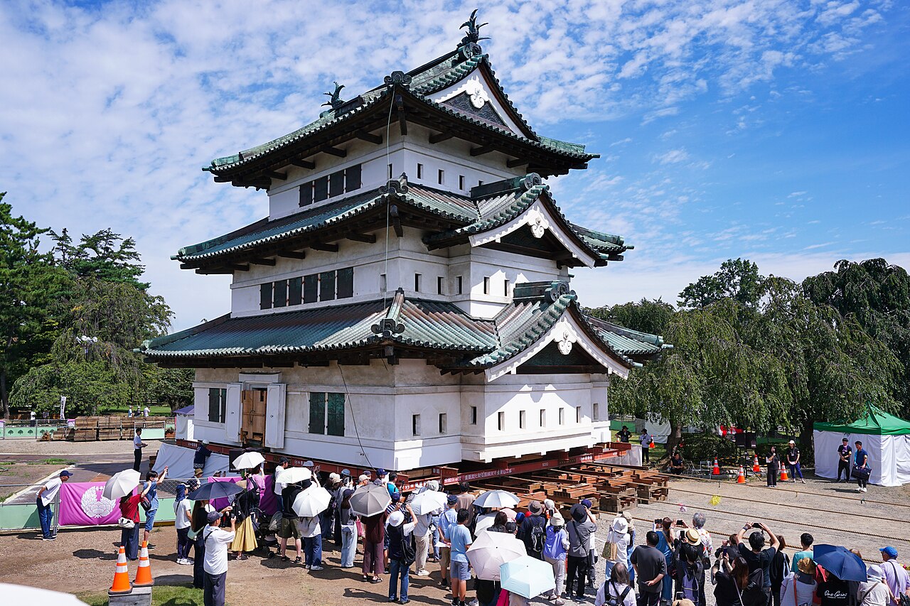 Château de Hirosaki pendant son retour vers son emplacement historique en 2026 Château de Hirosaki pendant son retour vers son emplacement historique en 2026