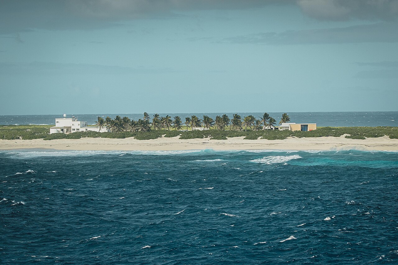 Île Tromelin vue depuis la mer dans l’océan Indien Île Tromelin vue depuis la mer dans l’océan Indien