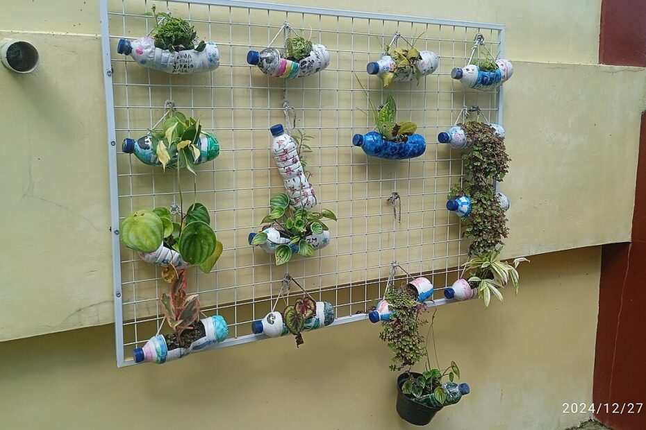 23 idées créatives pour recycler des bouteilles en plastique jardin suspendu bouteilles plastique jardin suspendu réalisé avec des bouteilles en plastique recyclées