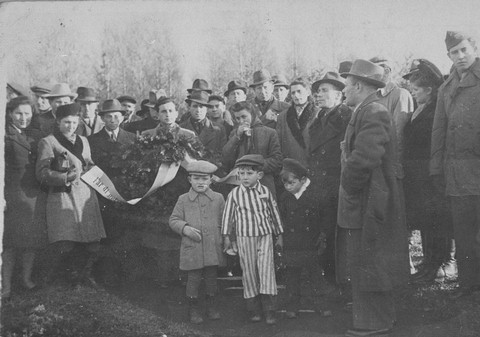 Joseph Schleifstein lors d'une cérémonie à Buchenwald en 1946 Enfant probablement Joseph Schleifstein en tenue de déporté lors d'une cérémonie à Buchenwald en 1946