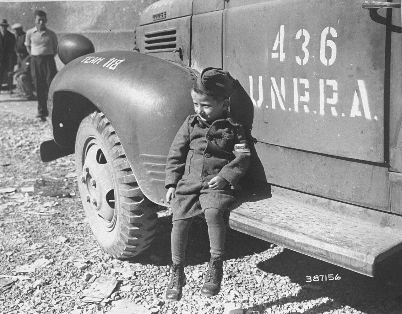 Joseph Schleifstein, enfant survivant de Buchenwald en 1945 Joseph Schleifstein à 4 ans après la libération de Buchenwald en 1945