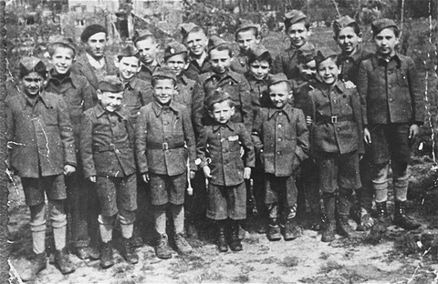 Joseph Schleifstein avec des enfants survivants de Buchenwald Joseph Schleifstein avec un groupe d'enfants survivants du camp de Buchenwald
